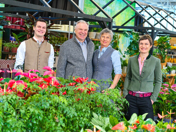 Franz (2. v. l.) und Maria Hrhager (2. v. r.) wandelten Anfang der 1990er-Jahre einen traditionellen Tiroler Landwirtschaftsbetrieb mit etwa 80 Stck Vieh in einen Gartenbau-Produktionsbetrieb um. 2015 bernimmt Barbara Hrhager (r.) als Inhaberin den Betrieb und fhrt ihn mit tatkrftiger Untersttzung ihres Bruders Michael Hrhager, welcher als Technischer Leiter alles am Laufen hlt, weiter. 