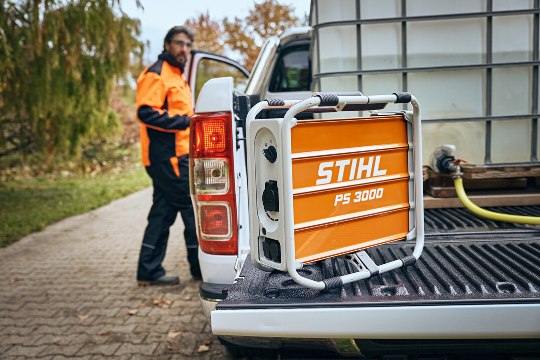 Profis im Garten- und Landschaftsbau sowie in Kommunen und im Facility Management knnen mittels der portablen Stromversorgung durch die Stihl PS 3000 berall und zu jeder Zeit die Akkus ihrer Gerte laden oder kabelgebundene Gerte ohne Steckdose betreiben.
