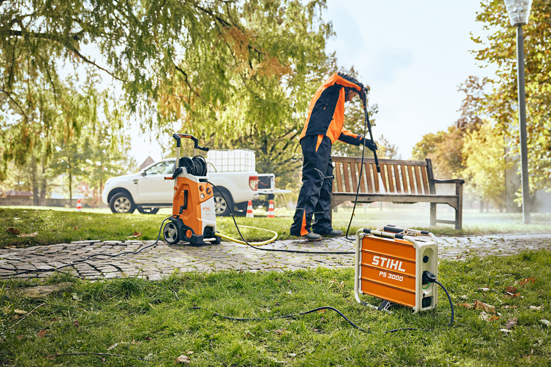 Als geruschlose und emissionsfreie Alternative zum Benzingenerator ermglicht die Stihl PS 3000 das Arbeiten mit kabelgebundenen Gerten auerhalb des Stromnetzes. So knnen beispielsweise Hochdruckreiniger oder elektrische Wasserpumpen direkt ber die mobile Stromversorgung betrieben werden.