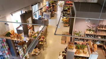 Mit dem Anbau entstand der Eingangsbereich der Grtnerei ganz neu  hier haben das neue Caf und die Floristik ihren Platz gefunden. 