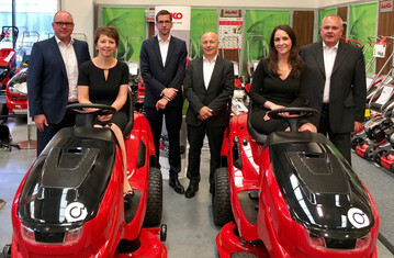 v.l. Dr. Wolfgang Hergeth (Vorstand AL-KO KOBER SE), Elizabeth Rochford, Mark Rochford, Sergio Tomaciello (Gesamtvertriebsleiter AL-KO Gardentech), Kerry Moore, Stewart Anderson 