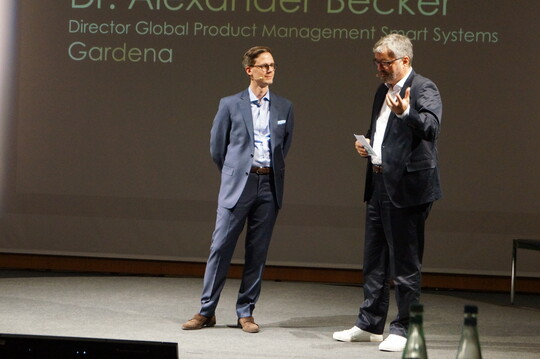 Dr. Alexander Becker, Director Global Product Management Smart Systems: "Gardena
Smart Gardening ist mehr als die Fernbedienung einzelner Gerte. Es ist ein intelligentes Zusammenspiel verschiedener Services und Komponenten mit der Einbindung der Umweltfaktoren. Im smart garden ist es wichtig, offen, verknpft und vernetzt zu sein, partnerschaftlich zu agieren. Dabei steht der Garten klar im Mittelpunkt. Und Gardena hat im Fokus, den Grtnern einen Mehrwert zu liefern, so dass sie Freude im Garten haben, aber auch ein besseres Ergebnis erhalten. Langfristig sind wir ein offenes System  offen fr die Integration anderer Plattformen."
