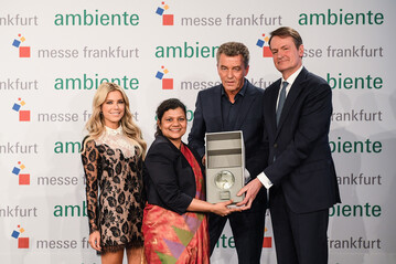 bergabe des Partnerlandglobus an Indien vlnr: Sylvie Meis, Pratibha Parkar, Detlef Braun, Wepke Kingma