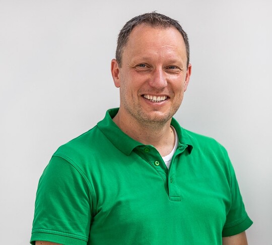 Andreas Lwer leitet gemeinsam mit  Gustav und Martin Lwer dieLwer-Gruppe, zu der fnf Gartencenter in Mmlingen, Rodorf, Seligenstadt, Hanau und Goldbach/Aschaffenburg sowie ein reiner Zuchtbetrieb in Rdenhausen gehren.