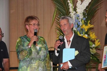 Sylviane Scheidler (Leiterin Export bei Dennerle) bersetzt die Dankesrede von Stefan Hummel (Produktmanagement/Entwicklung Pflanzen), der den 1. Preis fr Pflanzen im Arm hlt.