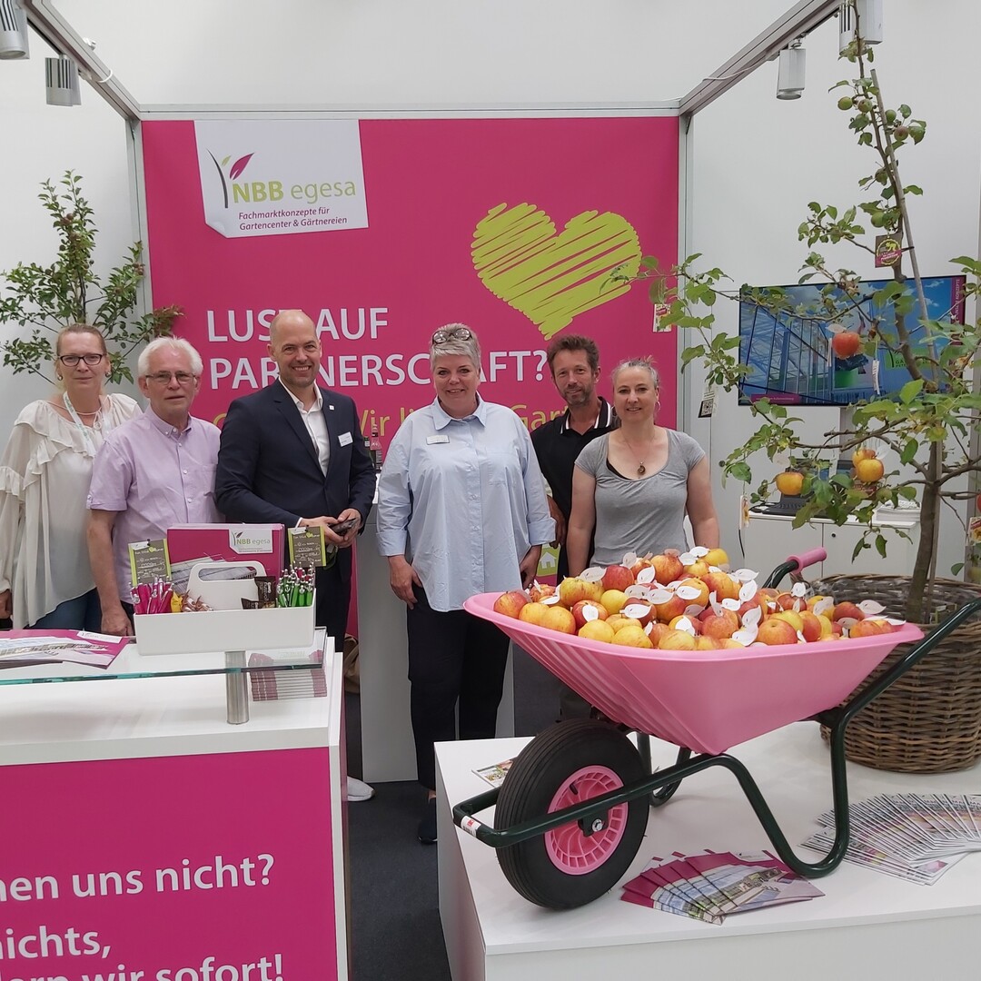 Die NBB egesa war zum ersten mal als Aussteller dabei und ist mit den Gesprchen und Kontakten mehr als zufrieden.Fr uns als Einkaufs- und Marketingverbund ist diese Messe natrlich ein spannender Ort, um uns denen zu prsentieren, die uns bisher noch nicht kennen. Und das hat wunderbar funktioniert, erzhlt Prokuristin Susanne Kern-Schulz (3.v.r.).