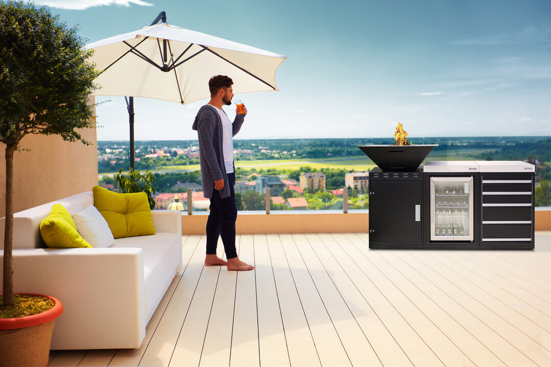 BlackBull bietet mit seinem KitchenBlock ein Outdoorkchensystem in Modulbauweise an. Aktuell stehen sieben verschiedene Module zur Auswahl, mit denen sich die Kunden ihre individuelle Outdoorkchenzeile zusammenstellen knnen: vom Grill-Modul ber ein Modul mit Outdoor-Khlschrank bis zum Spl- und Abfall-Modul sowie weiteren Modulen mit verschiedenen Stauraummglichkeiten. 