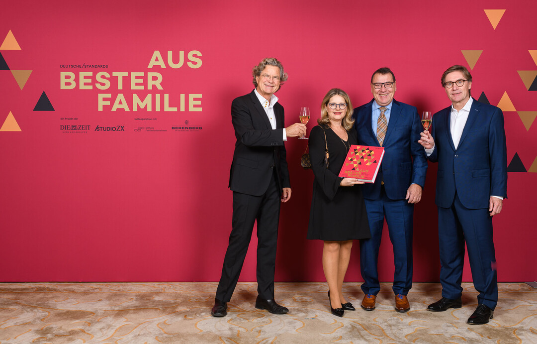 Zu Gast bei der Buchpremiere Aus bester Familie im Dezember in Berlin: Familienunternehmer Elke und Claus (sen.) Krumpholz, zusammen mit den Herausgebern Dr. Florian Langenscheidt (links) und Professor Dr. Peter May.