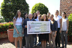 Scheckübergabe an den Dehner Hilfsfonds (v.l.n.r.): Michaela Schnehle (Ausbildungsbeauftragte), Christina Schabacker (Auszubildende) Albert Weber (Dehner-Seniorchef und Vorsitzender des Dehner Hilfsfonds), Franziska Tuschel (Auszubildende), Christoph Federl (Auszubildender), Nadine Leinfelder (Auszubildende), Jasmin Aschenmeier (Auszubildende), Eray Yilmaz (Auszubildender), Julia Dunstheimer (Auszubildende), Swaantje Creusen (Leiterin der Aus- und Weiterbildung), Susanne Neher (Ausbildungsbeauftragte)