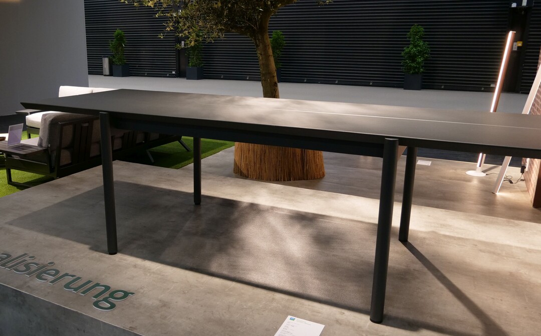 Tisch B45 von Brafab - bei diesem Esstisch sind die Beine so platziert, dass ein geselliges Beisammensein auch bei kleinere Gruppen mglich ist. Der zerlegbare Tisch ist aus Aluminium gefertigt.