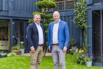 Jan Schmidt, CEO der Bay City Textilhandles GmbH, und Pär Åström, President von Gardena haben in Ulm die Lizenzpartnerschaft geschlossen.