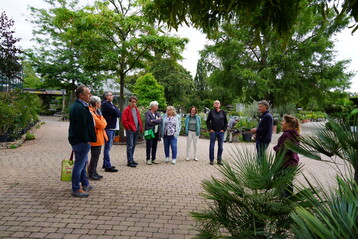 Pflanzenabsatz und Kundenberatung diskutierten die Staudengrtner mit Corinna Husen und Maximilian Keller im Gartencenter der Baumschule Huben.