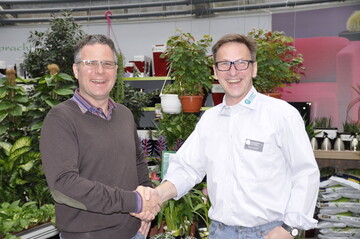 Beat Graf (links), Inhaber des Stauden Ring-Partners, Schweiz und Ronald Streibon (rechts), Gewinner 1. Preis. 