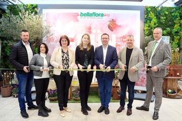 v.l.: Sebastian Weber, Regionalleiter bellaflora, Alexandra Parik, Niederlassungsleiterin bellaflora Amstetten, Michaela Pfaffeneder, Umweltgemeindertin Amstetten, Susanne Eidenberger, Geschftsfhrerin bellaflora, Christian Haberhauer, Brgermeister Amstetten, Dominic Hrlezeder, Vizebrgermeister Amstetten, Helmut Bayer, Verkaufsleiter bellaflora