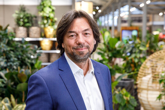 Mit dem Frhjahr und der Zeit drauen in der Natur und im Garten spren wir verstrkt die wichtige Funktion von Grn in unserem Leben. Die Corona-Zeit hat uns gezeigt, dass wir nicht ohne Verbindung zur Natur leben knnen. Wie die aktuelle bellaflora Gartentrendstudie 2021 klar zeigt, ist der unmittelbare Zugang zu Grn, sei es im eigenen Garten oder durch Grnpflanzen in der Wohnung, entscheidend fr unsere physische Gesundheit und unser seelisches Wohlbefinden.  