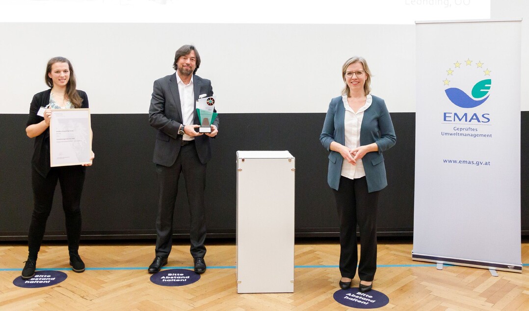 v.l.n.r.: Elisabeth Schipflinger, Nachhaltige Entwicklung bellaflora, Franz Koll, Geschäftsführer bellaflora, Leonore Gewessler, Bundesministerin für Klimaschutz, Umwelt, Energie, Mobilität, Innovation und Technologie