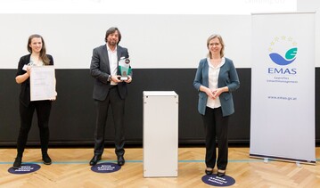 v.l.n.r.: Elisabeth Schipflinger, Nachhaltige Entwicklung bellaflora, Franz Koll, Geschftsfhrer bellaflora, Leonore Gewessler, Bundesministerin fr Klimaschutz, Umwelt, Energie, Mobilitt, Innovation und Technologie  