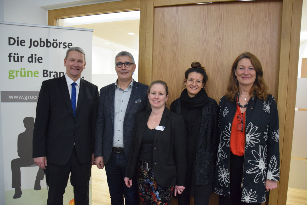 Von links: Marc-Guido
Megies (BHGL), Christoph
Killgus (Verlag Eugen
Ulmer), Nina Schnabel
(Messe Essen), Anna
Hackstein, Heike Boomgaarden (TV-Journalistin)