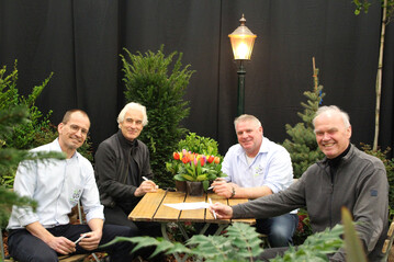 Die Unterzeichner des Gesellschaftervertrags (v.l.n.r.): Hans Cok, Michiel Gerritsen, Taaf Rosbergen und Jan de Vries 