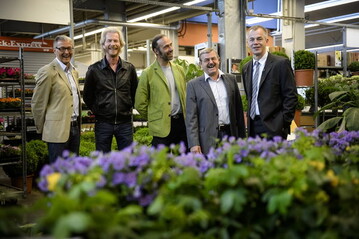  Martin Hannen (Referatsleiter Gartenbau im Landwirtschaftsministerium), Konrad Kster (Mitglied Arbeitsgemeinschaft Gromarkt Obst/Gemse), Markus Grtzner (Florist und Grtnermeister), Peter Rene Hecker (BGM-Geschftsfhrer) und Johannes Remmel, Minister fr Klimaschutz, Umwelt, Landwirtschaft, Naturschutz und Verbraucherschutz in Nordrhein-Westfalen. 