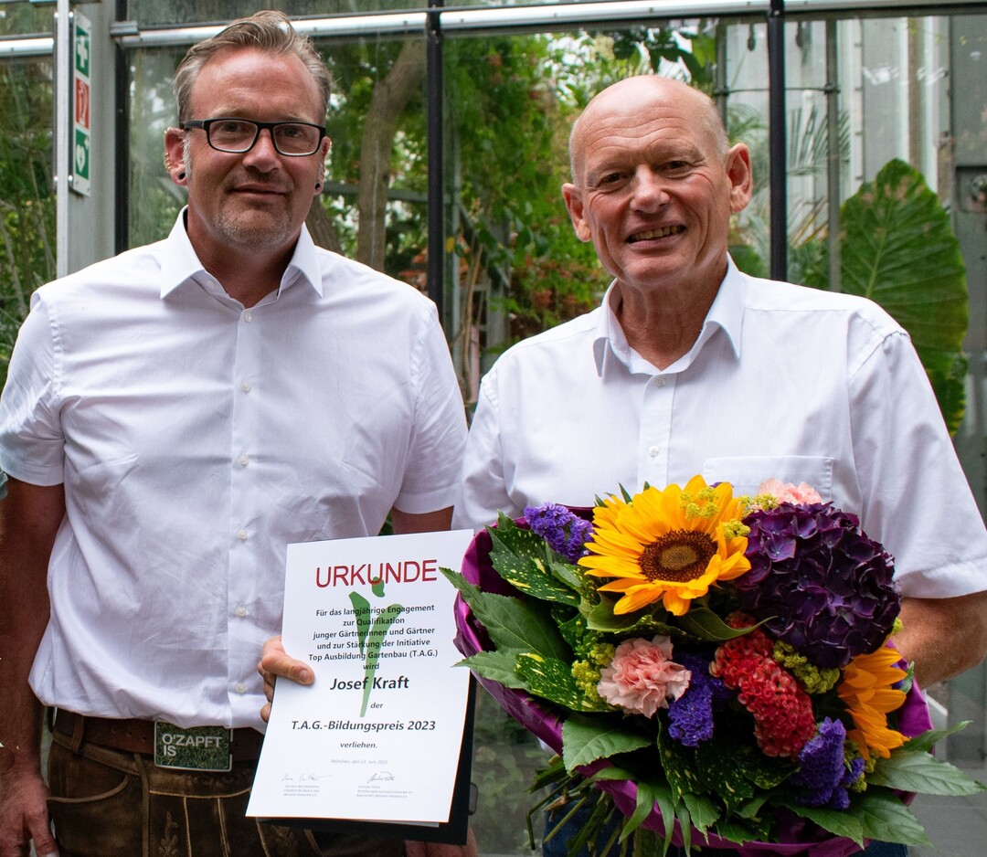 Josef Kraft erhielt den ersten T.A.G.-Bildungspreis aus der Hand von Christian Prentl, Ausbildungsausschussvorsitzender im Bayerischen Grtnerei-Verband