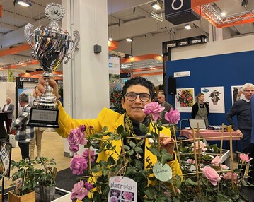 Rosa Eskelund, Roses Forever, freut sich ber die Auszeichnung fr ihre Kletterrose