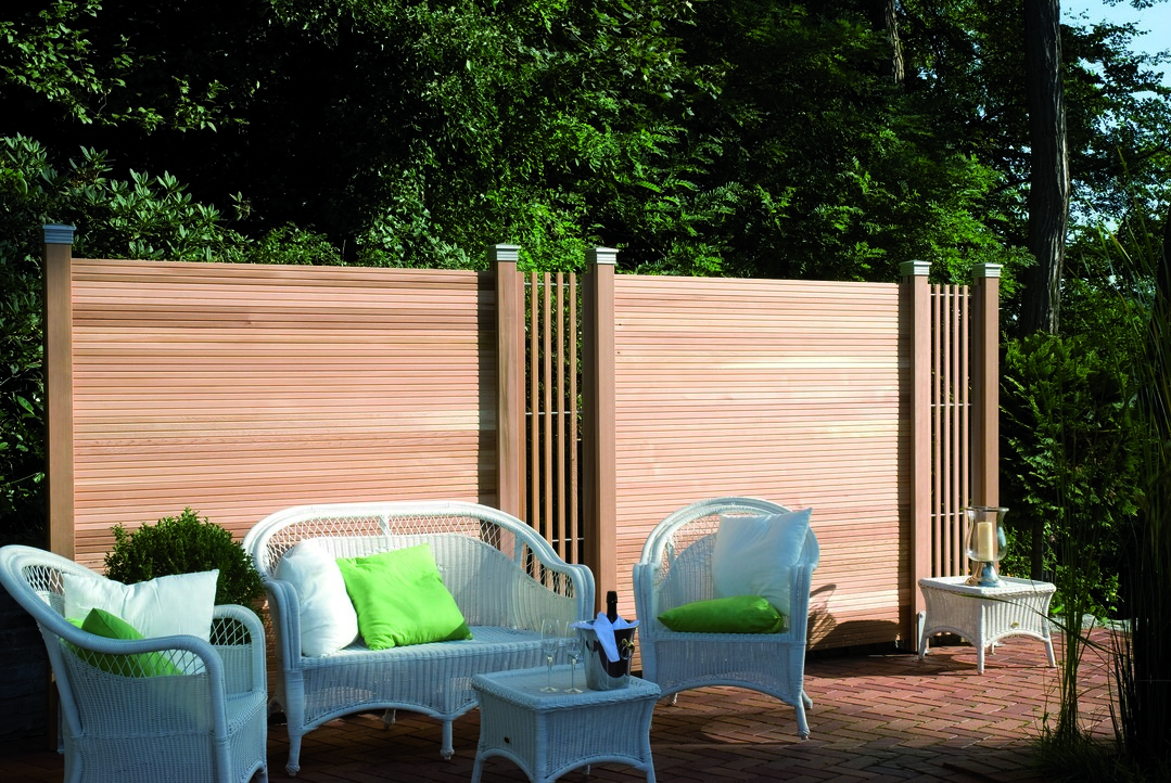 Das edle Garapa- und Zedernholz der Serie „Bella Vista A“ lässt Eleganz im Garten einziehen.