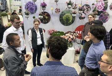 Herr Felix Bollacher erklrt den Studierenden beim Messerundgang, was das Unternehmen Selecta one von potentiellen Bewerbern erwartet.