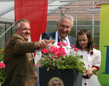 Die mittelfrnkischen Grtner konnten Staatsminister Joachim Herrmann als Taufpaten gewinnen, hier assistiert von Francis Phillips, BGV- Bezirksvorsitzender von Mittelfranken und Rosenrot.