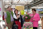 In Oberbayern tauften im Gartencenter Kiefl Landtagspräsidentin Barbara Stamm (rechts) und die Schauspielerin Gitti Walbrun die Bayerische Pflanze des Jahres im Beisein von Wolfgang Kiefl (ganz links).