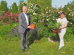 Landesrat Martin Eichtinger und „Natur im Garten“ Geschäftsführerin Christa Lackner präsentieren stolz die neue „Natur im Garten“ Rose.