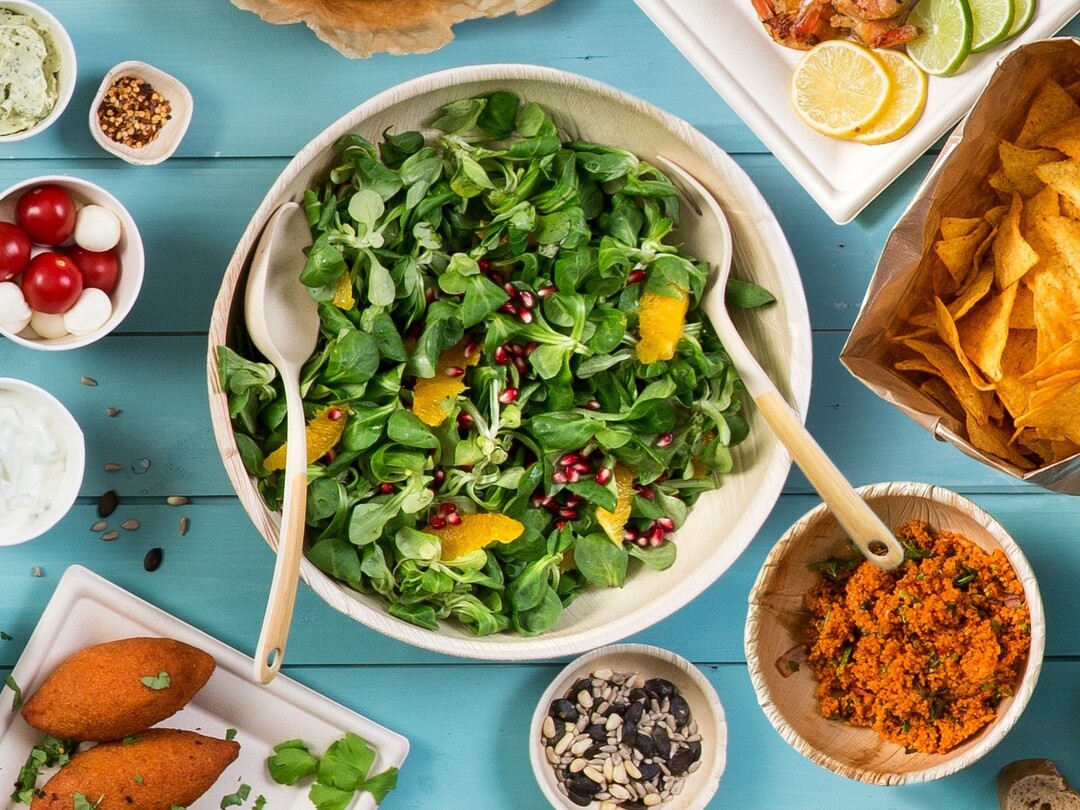 Das dekorative Einweggeschirr von Biozoyg wird aus Palmblttern gefertigt. Es ist kompostierbar und damit eine nachhaltige Alternative zu Plastik-Einweggeschirr.  
