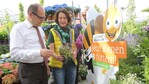 Bundesminister Christian Schmidt diskutiert ueber den wichtigen Lebensraum der Bienen und was der Verbraucher dafuer verbessern kann mit Mirja Dauchenbeck (Garten Welt Dauchenbeck) , Vorstand Verband Garten Center Radloff aus Nuernberg, Verbandsgeschaeftsfuehrer Botz und zugeschaltet GREENPEACE Deutschland mit Christiane Huxdorff
