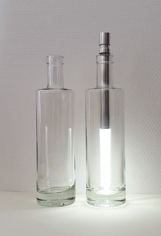 Mit dem schlanken Leuchtstab
Bottlelight wird aus jeder leeren Flasche
eine Tisch-Leuchte und dank ausgeklgeltem Schliemechanismus auch ein sicheres
Outdoorprodukt. Zum Herbst will das Potsdamer StartUp Lsungen mit USB-Lademglichkeit vorstellen, die Steuerung von Lichtfarbe und Helligkeit via Touchsensor, auerdem dank patentierter Halterung ein Bottlelight zum Hngen. Alle Varianten sind
sowohl im praktischen Verkaufskarton als
auch fertig mit Design-Flasche lieferbar.
www.bottlelight.eu 
