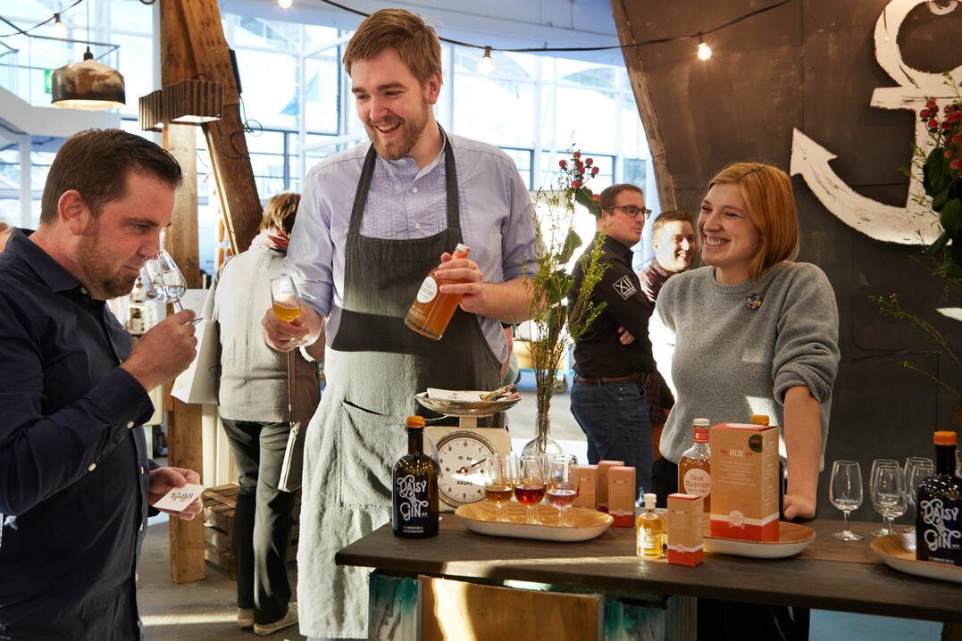 Weine und Spirituosen kosten und ordern können Besucher der Nordstil bei Buddelhelden in Halle B1.0.