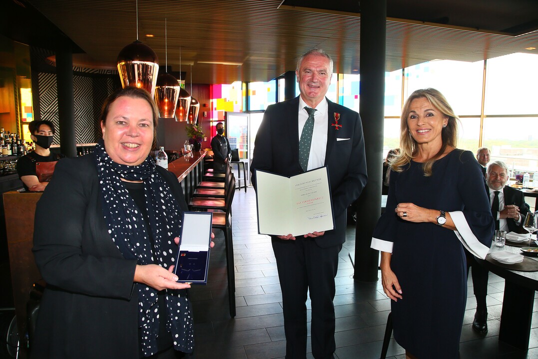 Hohe Auszeichnung für Helmut Selders (Mitte). Überreicht wurde das Bundesverdienstkreuz von Ursula Heinen-Esser (l.), Landwirtschaftsministerin NRW, und Michaela Noll, Bundestagsabgeordnete