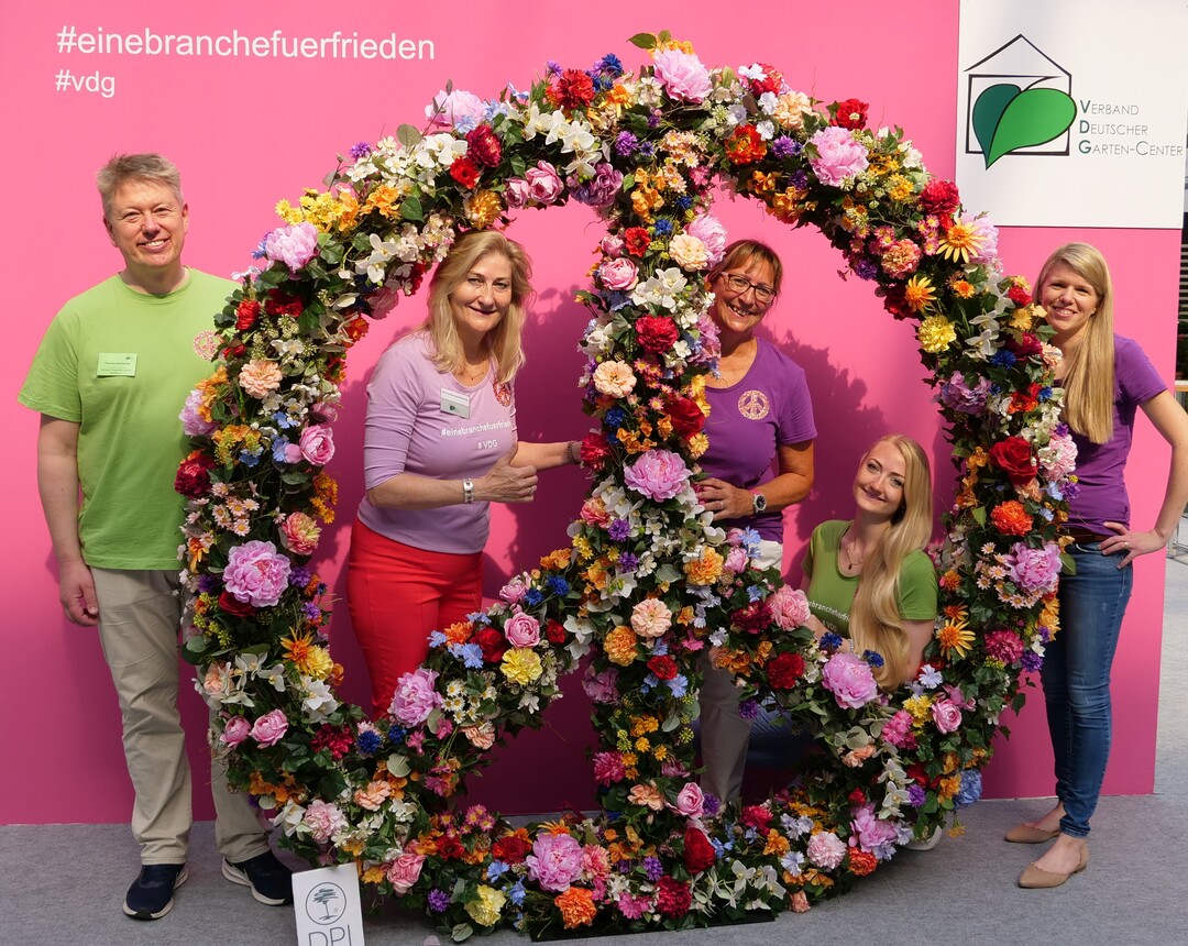 Wie schon auf der spoga+gafa im vergangenen Jahr will sich der Verband auf der IPM für den Frieden positionieren. Ein blühendes Peace-Zeichen soll die Besucherinnen und Besucher zum Fotografieren einladen, um die Friedensbotschaft über Social Media in die Welt zu tragen.