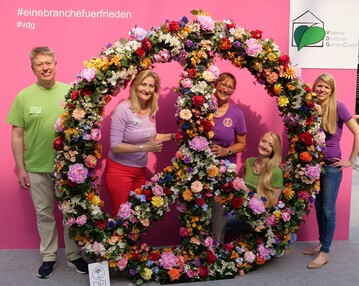 Wie schon auf der spoga+gafa im vergangenen Jahr will sich der Verband auf der IPM fr den Frieden positionieren. Ein blhendes Peace-Zeichen soll die Besucherinnen und Besucher zum Fotografieren einladen, um die Friedensbotschaft ber Social Media in die Welt zu tragen.