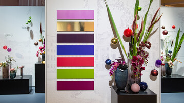 Luminous celebrations: leuchtende Farben werden kombiniert mit eleganten, dunklen Tnen - zusammen mit schillernden Oberflchen und exotischen Pflanzen wie Motiven bilden sie ein spektakulres Setting.