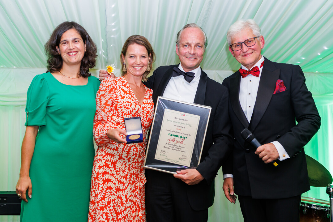 Klaudia Benary-Redlefsen und Matthias Redlefsen von Benary nahmen die Goldmedaille fr Gazania rigens Zany Sunny-Side Up in Empfang.