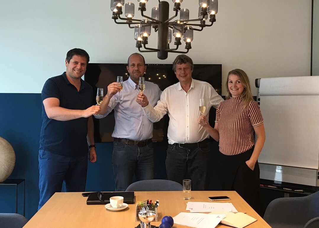 Mark van Rijn, Onno Hendrix, Mosterd und Hanneke Modderman stoßen auf die zukünftige Zusammenarbeit an.