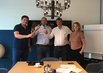 Mark van Rijn, Onno Hendrix, Mosterd und Hanneke Modderman stoen auf die zuknftige Zusammenarbeit an.