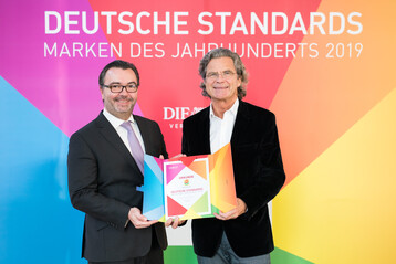 Stephan Engster, CEO der COMPO GmbH (links), nimmt die Auszeichnung Marke des Jahrhunderts von Dr. Florian Langenscheidt entgegen. 