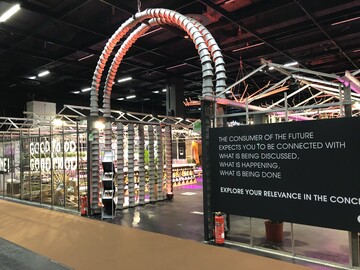 "Der Kunde der Zukunft erwartet, dass Hndler sich mit den Themen auseinandersetzt, die aktuell diskutiert werden und zuknftig von Belang sind", ist der Macher des Concept Stores, Frank van der Heide, berzeugt.