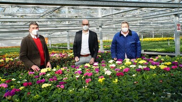  Bundestagsabgeordnete Michael Kieling und Landtagsabgeordnete Alex Dorow, beide CSU, machten sich ein eigenes Bild von der Situation im Gartenbau . Betriebsinhaber Kurt Scherdi informierte ber volle Gewchshuser ohne Kunden und die Schutz-und Hygienekonzepte.