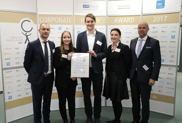 (v.l.n.r.): Markus Glatz, Leitung Rankings & Awards, Handelsblatt GmbH; Laura Schmitz, Specialist Health Management OBI; Nico Peitzmann, Expert Health Management OBI; Dr. Alexandra Schröder-Wrusch, Vorstand, ias Aktiengesellschaft; Markus A.W. Hoehner, CEO, EuPD Research Sustainable Management GmbH