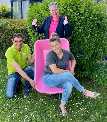 NBB egesa goes spoga+gafa: Prokuristin Susanne Kern-Schulz (hinten), Vertriebsleiter Thomas Weng (l.) und Marketingmanagerin Katherina Stamm (vorne) freuen sich auf intensive Gesprche, persnlichen Austausch und die Messeparty.