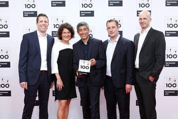  Mentor Ranga Yogeshwar berreicht Emsa die TOP 100-Auszeichnung: v. l. Sebastian Moebus (Emsa Geschftsfhrung), Daniela Heisig (Marketingleitung Emsa), Ranga Yogeshwar (TOP 100-Mentor), Dr. Klaus Flacke (Emsa Geschftsfhrung) und Max Harrysson (Emsa Geschftsfhrung) 