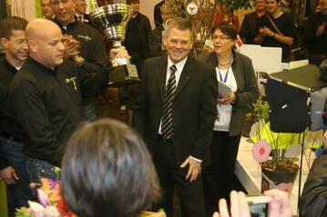 Egon Galinnis von der IPM berreicht den Siegerpokal