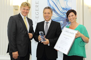 bergabe des Rudolf-Egerer-Preises 2012 an Dehner GmbH & Co. KG (v.l.n.r.): Jrgen Horst Drfler, Vorstandsvorsitzender Akademie Handel; Peter Kreil, Geschftsbereichsleiter Personal bei Dehner; Anna Esch, Akademie Handel